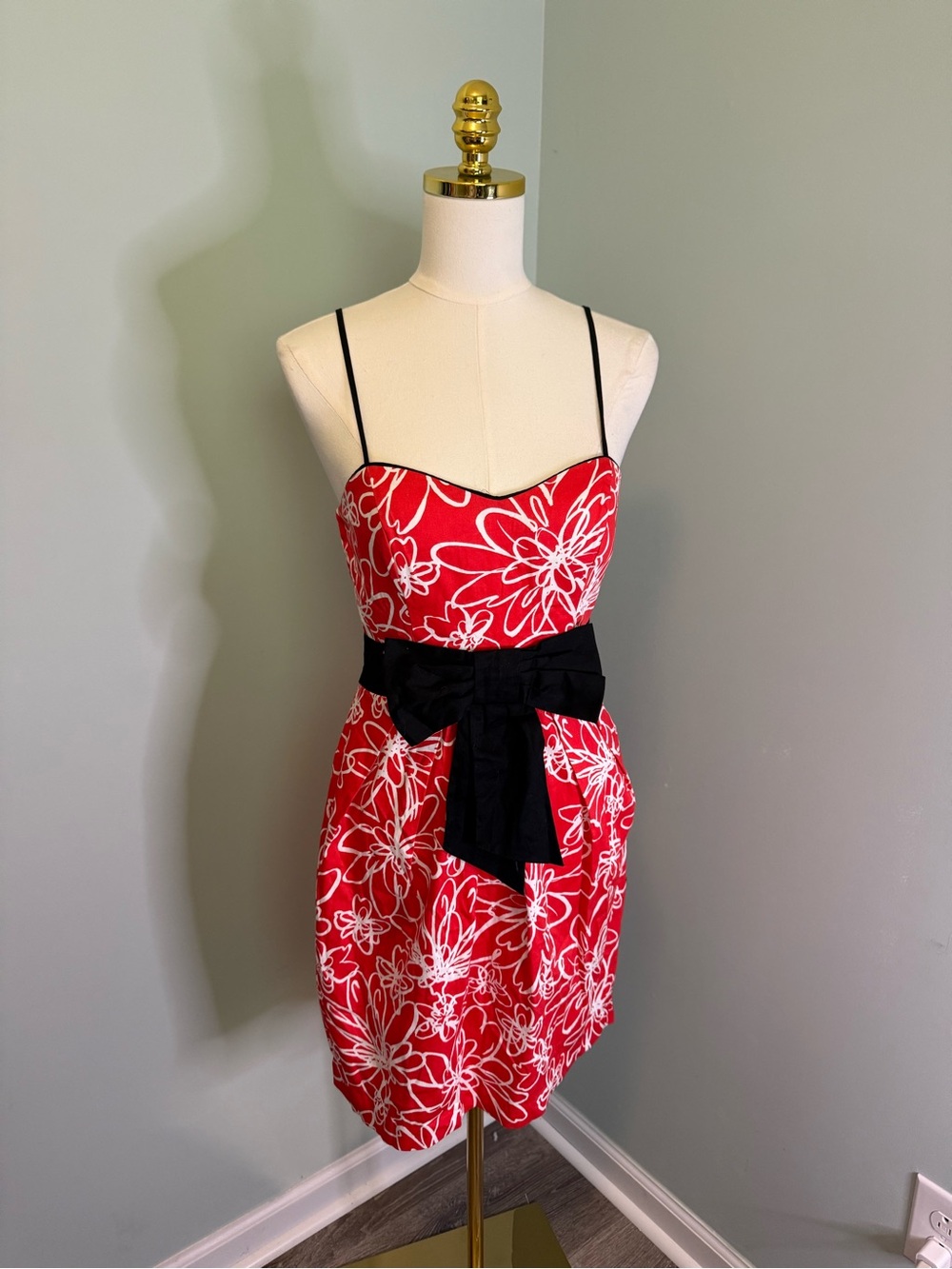B. Smart Red & White Abstract Floral Mini Dress Black Bow Sweetheart Neck Size 6